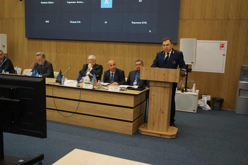 Панов на трибуне крупнее.jpg Панов на трибуне крупнее.jpg